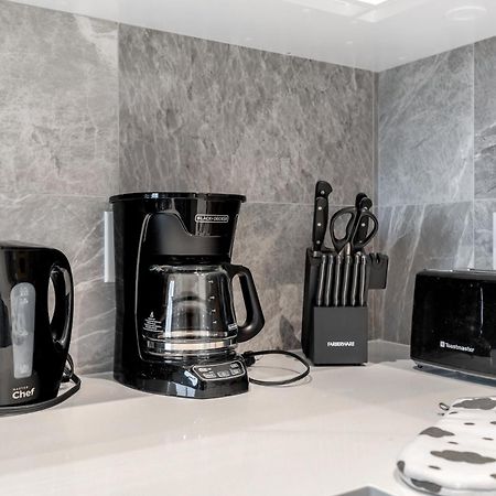 Modern Comfort At Ubc: 1Br Condo Near Campus Vancouver Ngoại thất bức ảnh