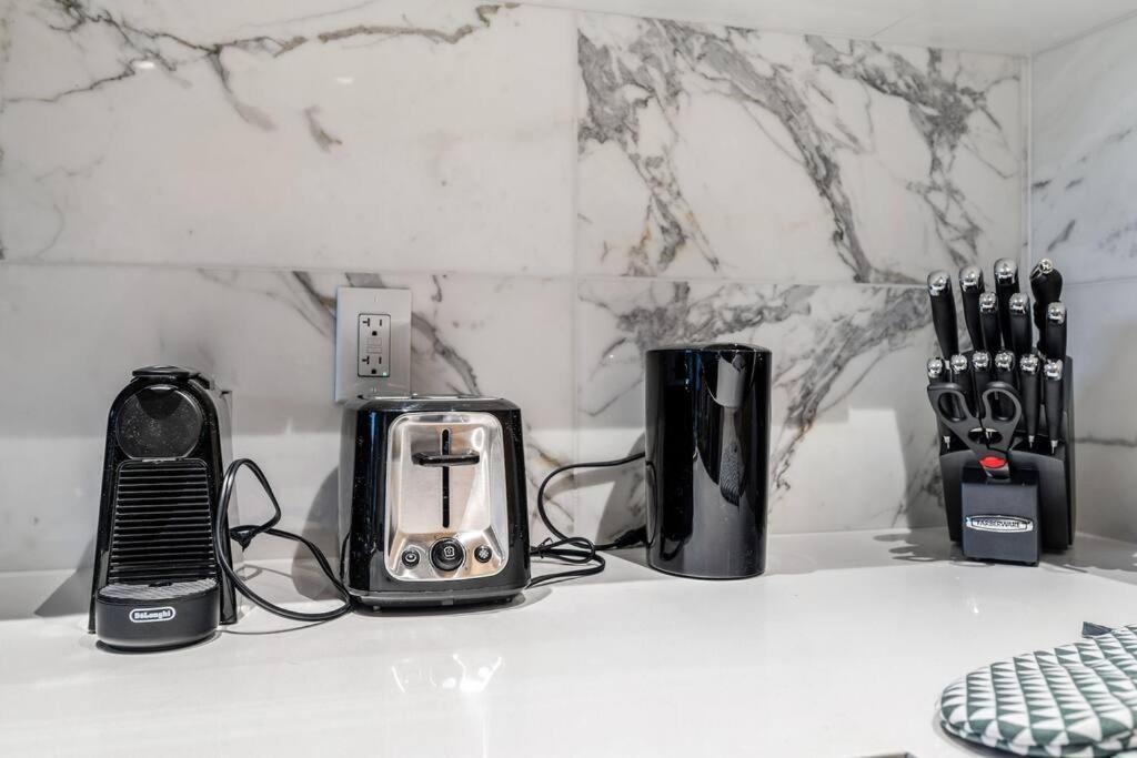 Modern Comfort At Ubc: 1Br Condo Near Campus Vancouver Ngoại thất bức ảnh